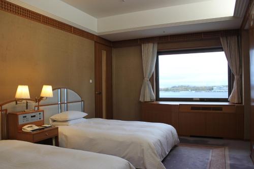 Seika京阪奈广场酒店的酒店客房设有两张床和窗户。