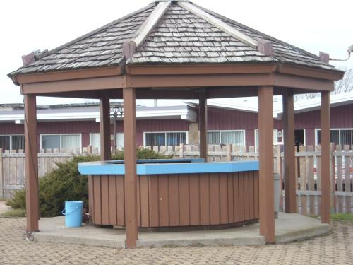 隆格伊圣休伯特大汽车旅馆的一个带蓝色中心的木制凉亭