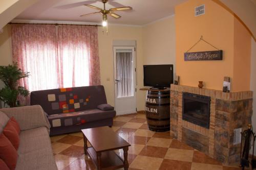 鲁伊德拉Casa Rural Maria Belen的带沙发和壁炉的客厅