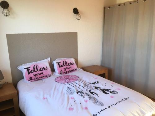 Sarrasles vignes Ardéchoises - Peuplier的床上有两张粉红色枕头