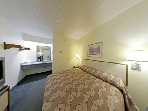 夏洛特Royal Inn的一间酒店客房 - 带一张床和一间浴室