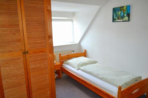 埃森Hotel Hohenstein -Radweg-Messe-Baldeneysee的一间小卧室,配有床和窗户
