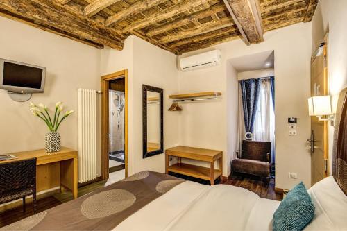 罗马特莱夫精品酒店的一间卧室配有一张床、一张书桌和一台电视