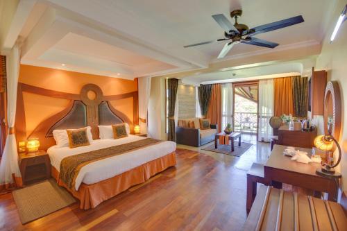 奈瓦沙恩纳斯排度假酒店及水疗中心的一间卧室配有一张特大号床和一张书桌