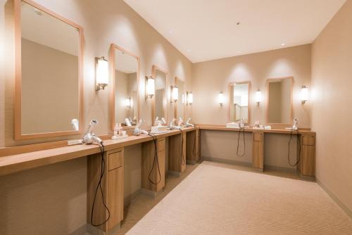 札幌MYSTAYS 札幌公园精品酒店的浴室设有一排盥洗盆和镜子