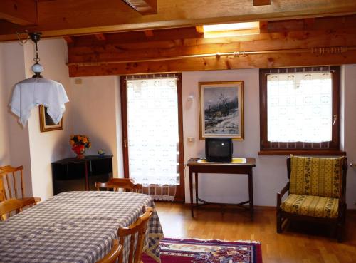 卡瓦莱塞Cavalese luxury mountain and sky的一间卧室设有一张床和两个窗户。