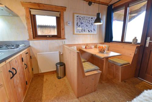 奥门Camping De Koeksebelt的厨房配有柜台和桌子