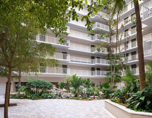 奥兰多阿凡提棕榈度假酒店的公寓大楼前方设有花园