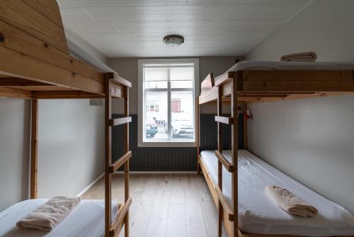 伊萨菲尔德Isafjordur Hostel的带窗户的客房内的两张双层床