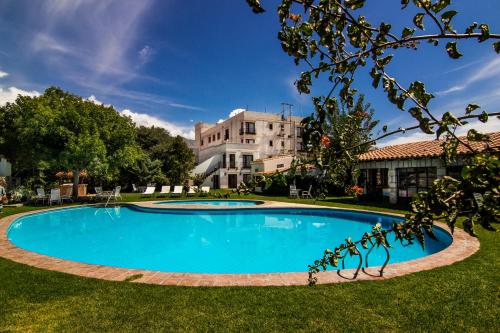 卡法亚特阿斯图里亚斯酒店的庭院里的一个大型游泳池,后面是一座建筑