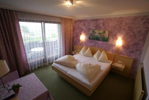 费拉赫苏尔波斯特酒店的酒店客房设有床和窗户。