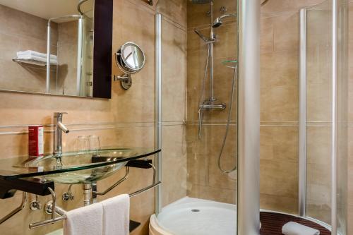 库尼特Exe Cunit Suites & Spa的一间带玻璃水槽和淋浴的浴室