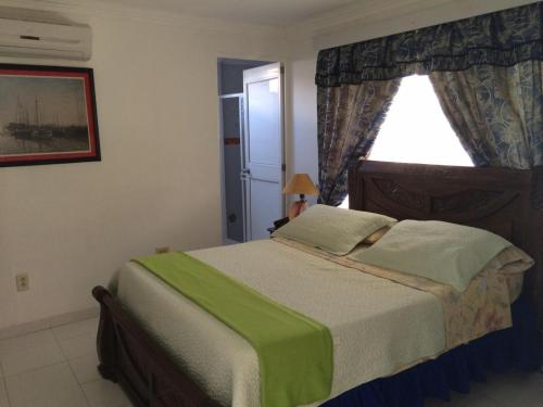 圣安德烈斯Cli´s Place Posada Nativa的一间卧室设有一张大床和窗户