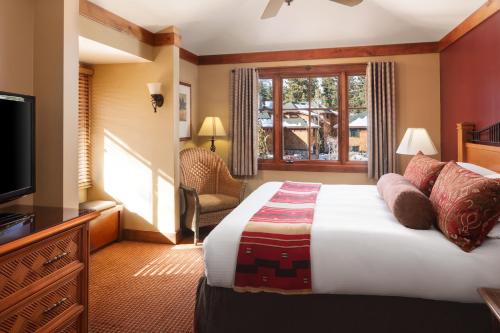 斜坡村Hyatt Vacation Club at High Sierra Lodge的酒店客房,配有床和电视