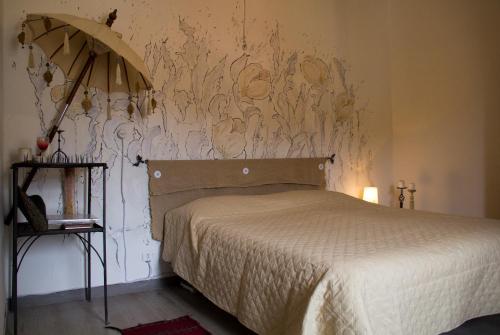 圣特伦佐Da Rita的一间卧室配有一张床,墙上挂着绘画作品