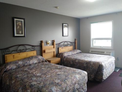 埃德森Aries Motel的酒店客房设有两张床和窗户。