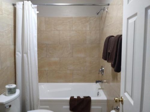 埃德森Aries Motel的带浴缸、卫生间和盥洗盆的浴室