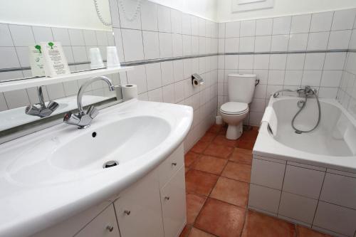 文蒂塞里珠母贝酒店的一间带水槽、浴缸和卫生间的浴室