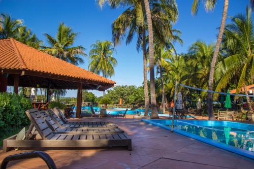 São João do MarinheiroEco Resort Foz do Marinheiro的一个带游泳池和棕榈树的度假村
