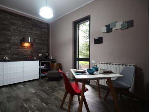 卡尔塔尼塞塔Appartamento in villa的一间厨房,里面配有桌椅