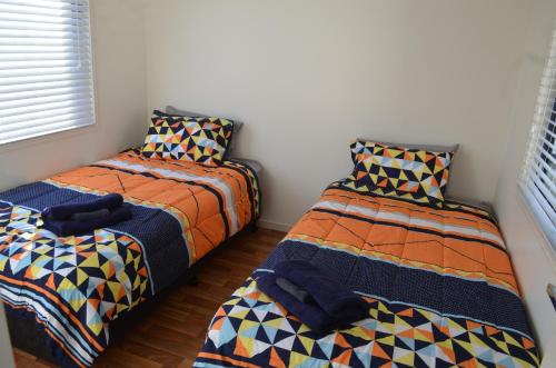 Wondai沃戴农家乐的两张睡床彼此相邻,位于一个房间里