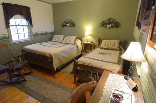 Alamoosook Lakeside Inn Orland客房内的一张或多张床位