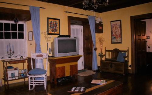 Faja GrandeQuinta da Ana的客厅配有电视和椅子