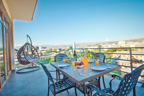 第比利斯Hotel Orion Tbilisi的美景阳台配有桌椅