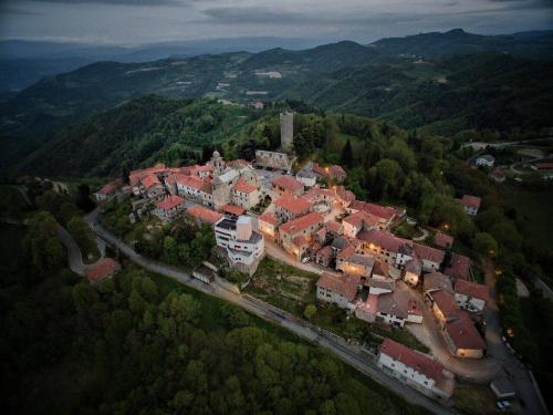RoccaveranoAlbergo del Bramante的享有山脉村庄的空中景致