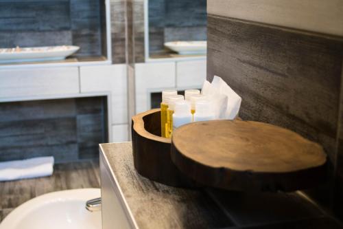 尼赖吉哈佐Petra Hotel的浴室设有桌子和台面上的洗浴用品