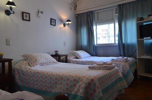 萨尔塔Hospedaje 371的酒店客房设有两张床和窗户。