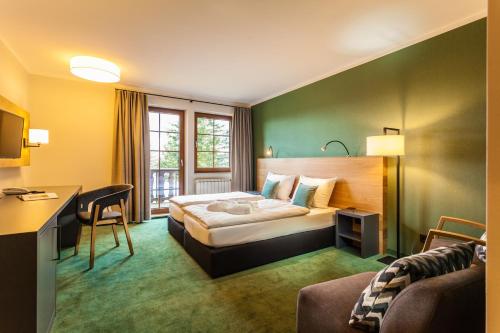 赛达克鲁兹坦瓦尔德酒店酒店的配有一张床和一张书桌的酒店客房