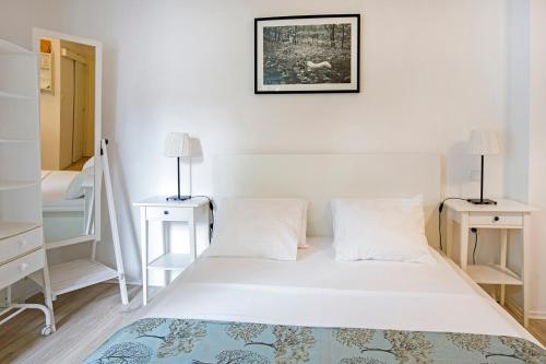 斯普利特马里尼斯公寓的卧室配有白色的床和2个床头柜