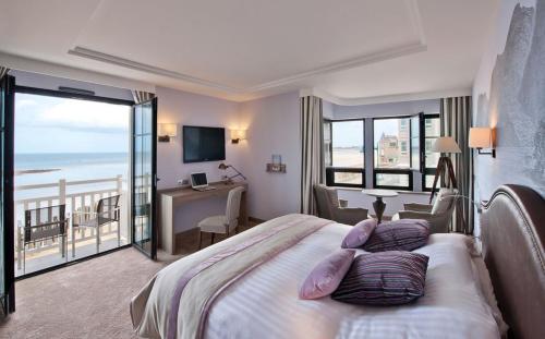 圣马洛里新时髦酒店的一间卧室设有一张床,享有海景