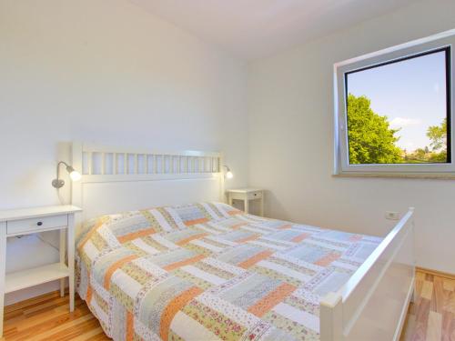 TruškeApartments Truške的白色的卧室设有床和窗户