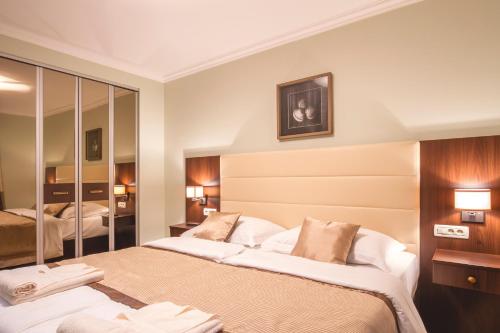 马林斯卡Luxury Apartments Villa Matea 1的酒店客房,设有两张床和镜子
