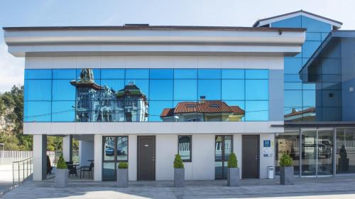 里瓦德塞利亚罗莎里奥二号别墅酒店的玻璃反射的建筑物