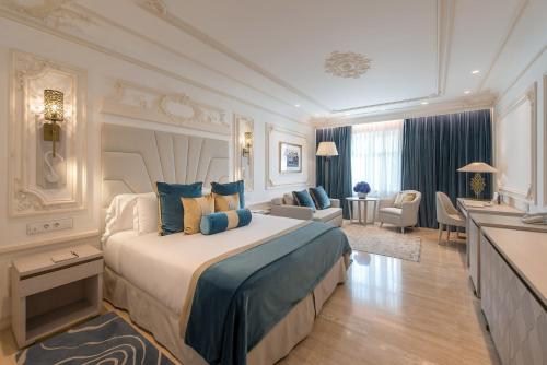 Gran Hotel Miramar GL客房内的一张或多张床位