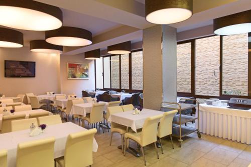 欧拉努波利斯奥冉诺珀公主酒店的用餐室设有桌椅和窗户。