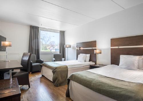 哥德堡温恩品质酒店的酒店客房配有两张床和一张书桌