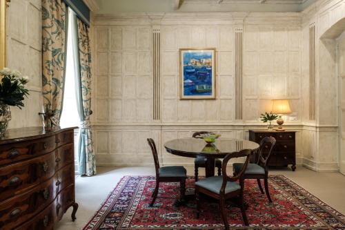 姆迪纳克拉皇宮城堡酒店的一间带桌椅的用餐室