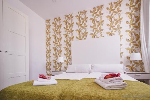 巴塞罗那阿尔卡姆黎扎公寓的一间卧室配有带毛巾的床