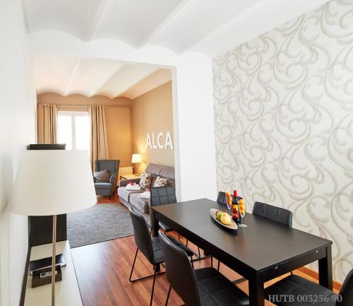 巴塞罗那阿尔卡姆黎扎公寓的客厅配有桌子和沙发