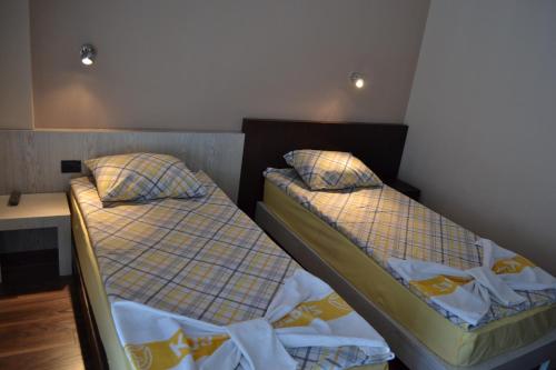 德巴尔维奈克酒店的两张睡床彼此相邻,位于一个房间里