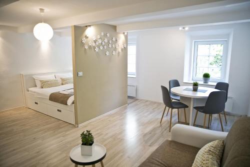 卢布尔雅那城市公寓的客厅配有床和桌子