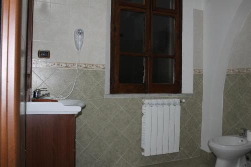 塞拉圣布鲁诺B&B Il Laghetto的一间带水槽和卫生间的浴室以及窗户。