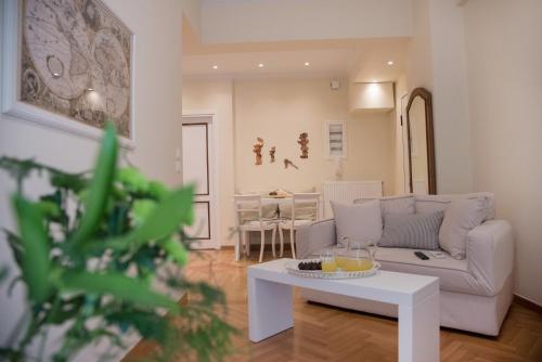 雅典Living near Acropolis by Sylvia Staikou的客厅配有沙发和桌子