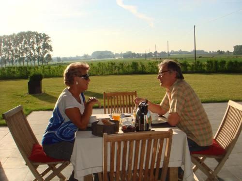 蒂尔特卡纳吉姆昂弗布鲁姆德膳宿酒店的两个坐在餐桌上吃食物的女人