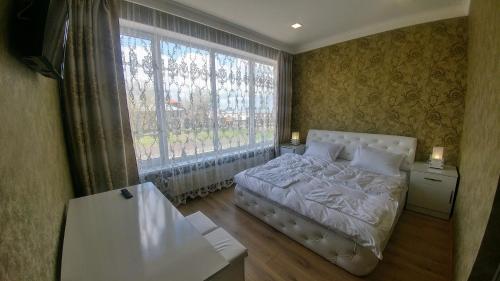 NinotsmindaSonya的一间卧室设有一张床和一个大窗户