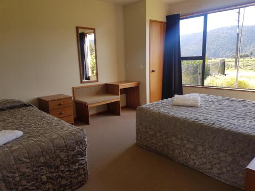 福克斯冰川库克山景汽车旅馆的酒店客房设有两张床和窗户。
